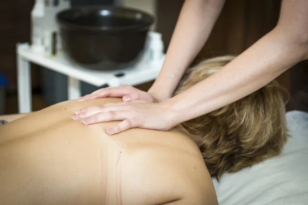 Massage der jungen Frau — Stockfoto