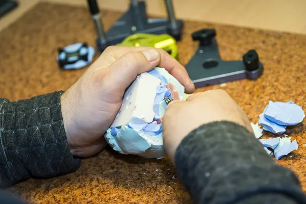 Taller de prótesis - corte con bisturí — Foto de Stock