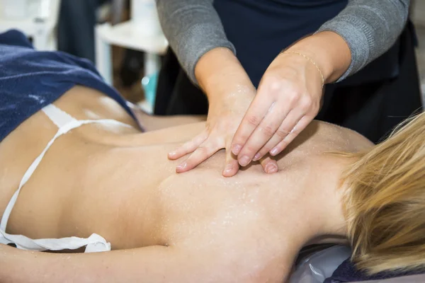 Masseren van jonge vrouw — Stockfoto