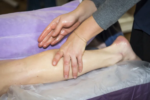 Masseren van jonge vrouw — Stockfoto