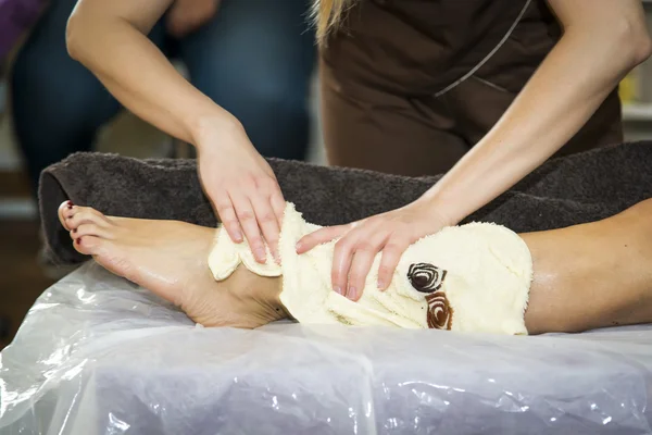 Masseren van jonge vrouw — Stockfoto