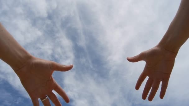 Руки в небе — стоковое видео