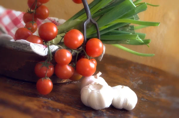 Tomatoes and spring onions — Stock Photo, Image