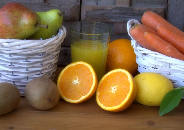 Naranja cortada en la mesa — Foto de Stock