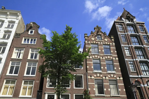 Huizen in Amsterdam, Nederland — Stockfoto