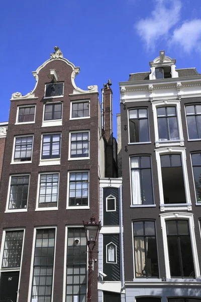 Huizen in Amsterdam, Nederland — Stockfoto