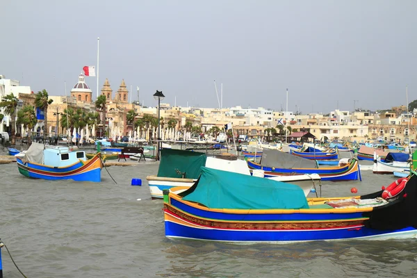Empilhadeiras em Marsaxlokk harbor, Malta — Fotografia de Stock