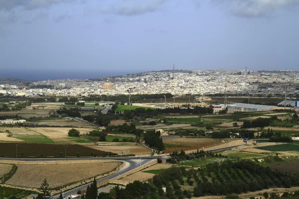 Vue ensoleillée des champs depuis la tour de Mdina, Malte . — Photo