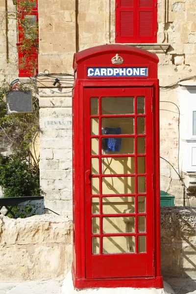 Geleneksel İngiliz kırmızı telefon kulübesi Valletta, Malta — Stok fotoğraf