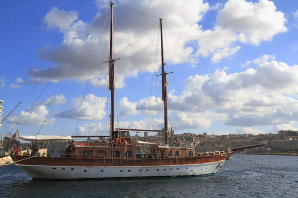 Statek w Grand Harbour Valletta na Malcie — Zdjęcie stockowe