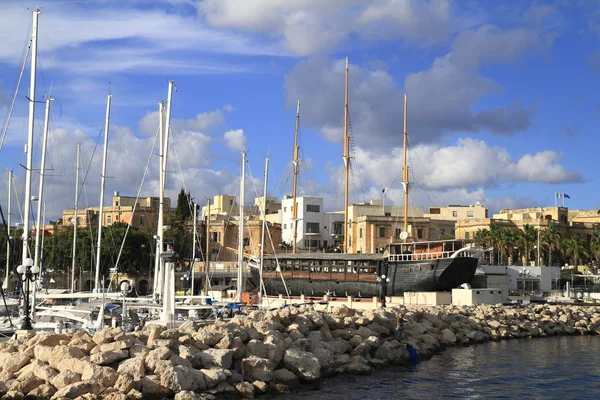 Skib i Grand Harbour of Valletta i Malta - Stock-foto