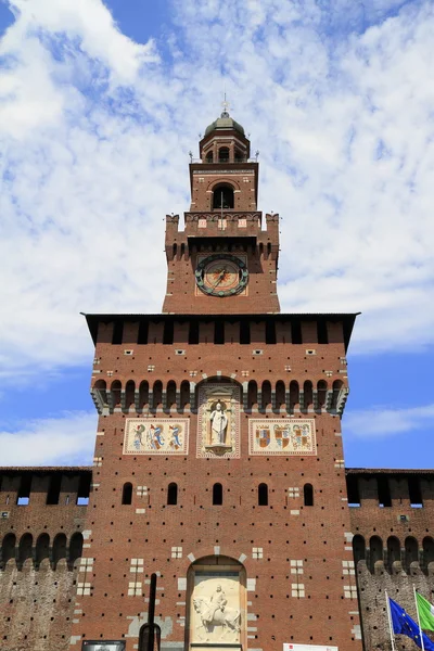 Castello Sforzesco mieści się w zamku w mieście Mediolan — Zdjęcie stockowe