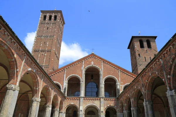 Basilica of Saint Ambrose (Sant'Ambrogio) w Mediolanie — Zdjęcie stockowe