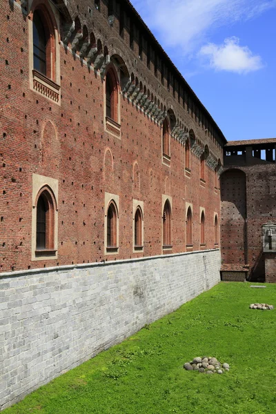 Castello Sforzesco mieści się w zamku w mieście Mediolan — Zdjęcie stockowe