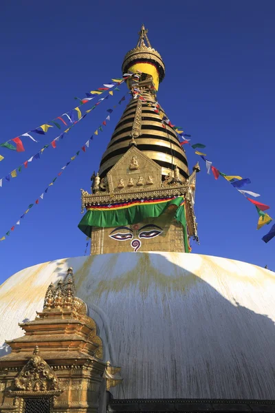 Katmandu Vadisi'nde, Nepal bir tepenin üstüne bir antik dini kompleks Swayambhunath olduğunu — Stok fotoğraf