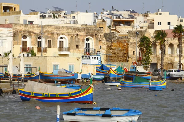 Vissersboten in de haven Marsaxlokk, Malta — Stockfoto