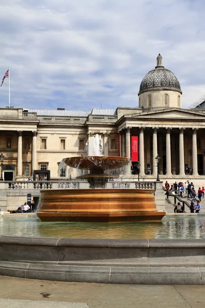 Londra'daki Ulusal Galeri ve trafalgar Meydanı — Stok fotoğraf