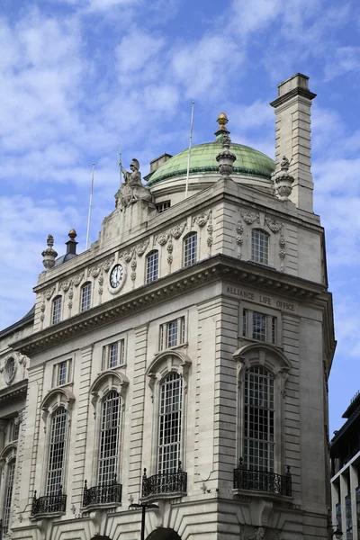 Prédio no Piccadilly Circus — Fotografia de Stock