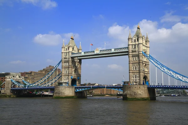 Puente de la Torre sobre el río Támesis en Londres — Foto de Stock