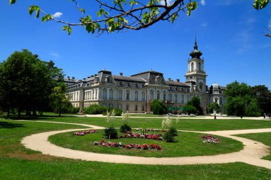 Festetics Palace, Macaristan 'ın Süslü Mimari ve Ayırt Kulesi ile Büyük Avrupa Sarayı' nın Keszthely kasabasında bulunan bir Barok sarayı.