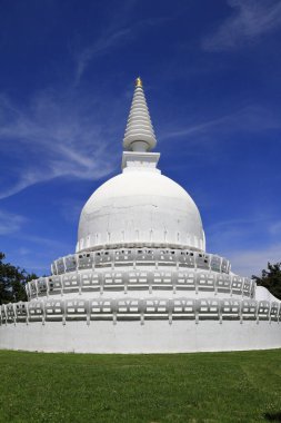Zalaszanto 'daki Barış Stupa, 30 metre yüksekliğinde ve 24 metre genişliğinde Macaristan' ın Avrupa 'daki en büyük Budist tapınağı.