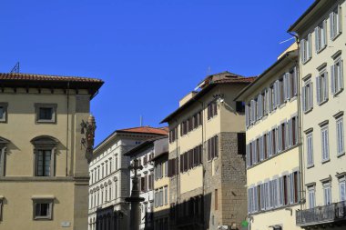 Floransa 'nın tarihi mimarisinin canlı bir görüntüsü Arno Nehri, İtalya