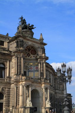 Semperoper - Sakson Devlet Operası Operası Dresden, şehrin tarihi merkezinde yer almaktadır..