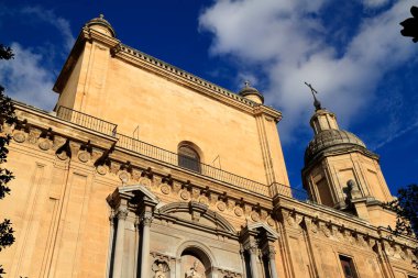 Enkarnasyonun Metropolitan Katedrali, Büyük Barok Katedrali cephesinde oyulmuş taş kabartmalar, sütunlar ve sıcak güneş ışığıyla yıkanmış kemerli kapılar yer almaktadır..