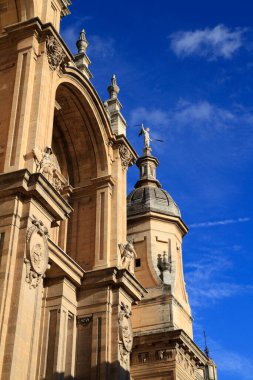 Enkarnasyonun Metropolitan Katedrali, Büyük Barok Katedrali cephesinde oyulmuş taş kabartmalar, sütunlar ve sıcak güneş ışığıyla yıkanmış kemerli kapılar yer almaktadır..