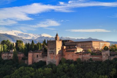 Alhambra Sarayı ve Kalesi Sierra Nevada Dağları ve yemyeşil, İspanya
