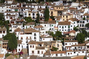 Beyaz Saray, Terracotta Çatı ve Cypress Ağaçları Yaz Işığında Resimli Tepe İspanyol Köyü