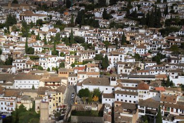Beyaz Saray, Terracotta Çatı ve Cypress Ağaçları Yaz Işığında Resimli Tepe İspanyol Köyü