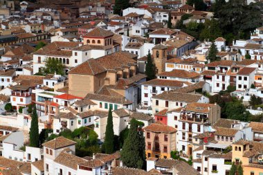 Beyaz Saray, Terracotta Çatı ve Cypress Ağaçları Yaz Işığında Resimli Tepe İspanyol Köyü