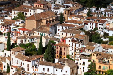 Beyaz Saray, Terracotta Çatı ve Cypress Ağaçları Yaz Işığında Resimli Tepe İspanyol Köyü