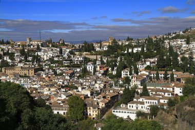 Beyaz Saray, Terracotta Çatı ve Cypress Ağaçları Yaz Işığında Resimli Tepe İspanyol Köyü