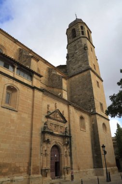 Ubeda, Endülüs, İspanya 'daki Kilise - Beyaz Kilise Kulesi Derin Mavi Gökyüzüne Karşı Kırsal Çatı, Akdeniz Tarihi Mimarisi