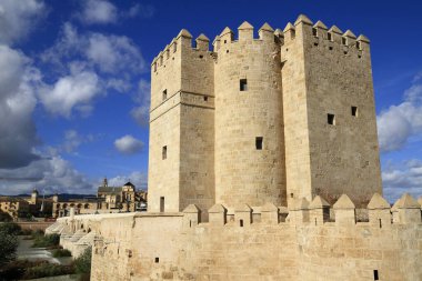 Guadalquivir Nehri 'ni kaplayan Roma Köprüsü ile Cordoba' nın panoramik görüntüsü ve arka planda tarihi mimari ve kemerler sergilenen ikonik Mezquita-Katedral. Endülüs, İspanya