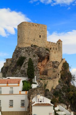 İspanya 'nın Endülüs şehrinde kemerli bir kapısı olan Akdeniz Kasabası Olvera' daki tarihi Taş Kale