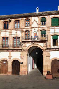 Plaza Ochavada - Merkezi saat, kemerli pencereler, balkon içeren tarihi belediye binası cephesi