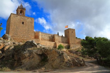 Antik Alcazaba kalesi ve kilise çan kulesi İspanya 'nın Antequera kentindeki beyazlatılmış büyüleyici köyün üzerindeki manzaraya hükmediyor..