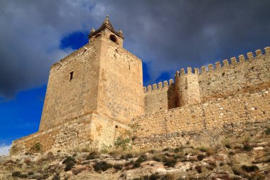 Antik Alcazaba kalesi ve kilise çan kulesi İspanya 'nın Antequera kentindeki beyazlatılmış büyüleyici köyün üzerindeki manzaraya hükmediyor..