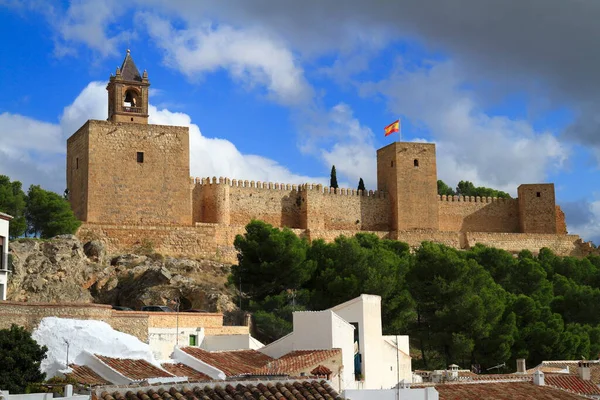 Antik Alcazaba kalesi ve kilise çan kulesi İspanya 'nın Antequera kentindeki beyazlatılmış büyüleyici köyün üzerindeki manzaraya hükmediyor..