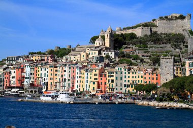 Portovenere, İtalya 'nın renkli manzarası, canlı limanını, tarihi kilisesini gösteriyor.