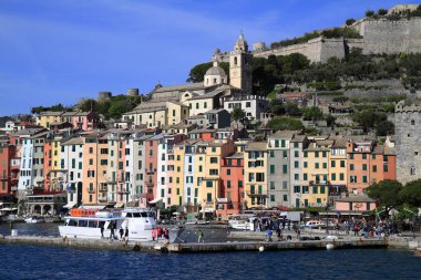Portovenere, İtalya 'nın renkli manzarası, canlı limanını, tarihi kilisesini gösteriyor.