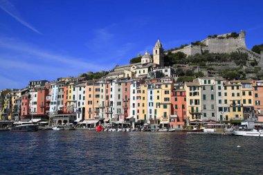 Portovenere, İtalya 'nın renkli manzarası, canlı limanını, tarihi kilisesini gösteriyor.