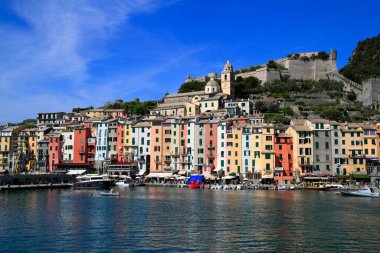 Portovenere, İtalya 'nın renkli manzarası, canlı limanını, tarihi kilisesini gösteriyor.