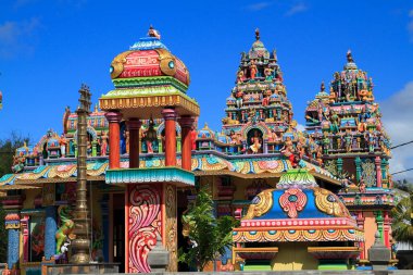 Bu zengin süslenmiş Hindu tapınağında birden fazla kule, kubbe ve çok sayıda tanrısal heykel ve mitolojik figürler bulunur..