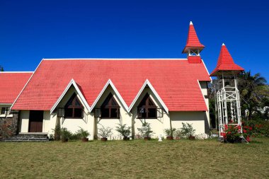 Krem rengi büyüleyici bir kilise Notre Dame Auxiliatrice çarpıcı kırmızı kiremitli çatısı ve iki farklı çan kulesi