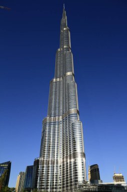 Dubai 'de. 24 Aralık 2019 'da. - Görkemli Burj Khalifa, dünyanın en yüksek binası, Dubai 'deki canlı mavi gökyüzüne karşı alçak bir açıyla yakalandı..
