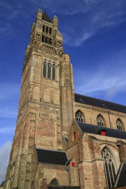 Etkileyici Gotik St. Salvator Katedral Kulesi canlı mavi gökyüzüne karşı yükseliyor, tarihi katedral mimarisini gözler önüne seriyor.